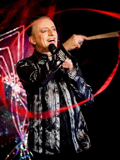 Ankündigungsmotiv für die Veranstaltung Jazz-Schmiede Online: Mayo Velvo – sings Eurovision