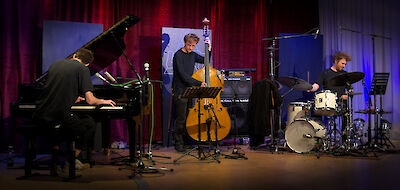 Ankündigungsmotiv für die Veranstaltung Jan Lukas Roßmüller Trio – Erdung