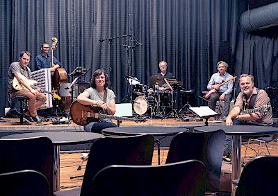 Ankündigungsmotiv für die Veranstaltung Peter Weiss – A conversation with six-string people