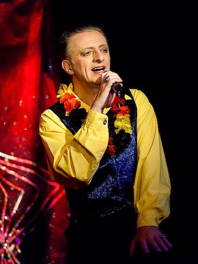 Ankündigungsmotiv für die Veranstaltung Velvo sings Eurovision