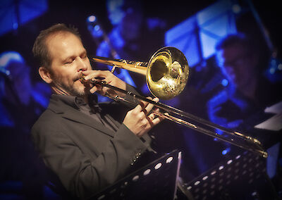 Ankündigungsmotiv für die Veranstaltung HSD Big Band feat. Ludwig Nuss