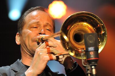 Ankündigungsmotiv für die Veranstaltung HSD Big Band feat. Ludwig Nuss