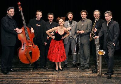 Ankündigungsmotiv für die Veranstaltung Milli Häuser Oktestra "Chanson meets Jazz"