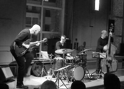 Ankündigungsmotiv für die Veranstaltung Hartmut Kracht Trio „Eine kleine Sehnsucht“