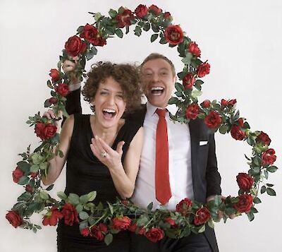 Announcement image for the event „Du singst schief, Schätzchen!“ Ein Rosenkrieg mit Liebe gemacht