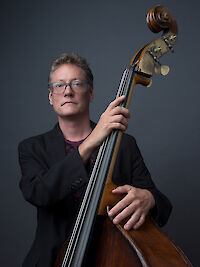 Ankündigungsmotiv für die Veranstaltung Albert Vila Trio featuring Doug Weiss & Rudy Royston