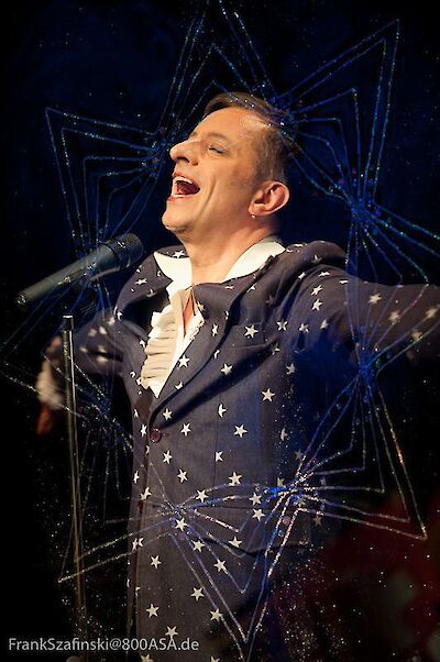 Ankündigungsmotiv für die Veranstaltung Mayo Velvo  "Velvo sings Eurovision"