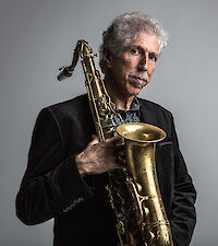 Ankündigungsmotiv für die Veranstaltung John Goldsby Trio feat. Bob Mintzer