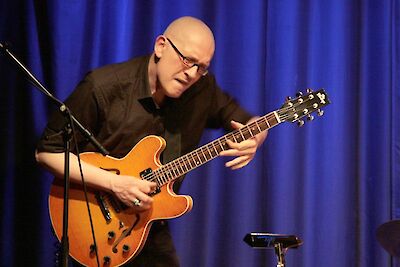 Ankündigungsmotiv für die Veranstaltung Hartmut Kracht Trio „Hommage”