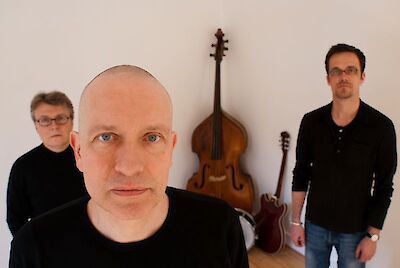 Ankündigungsmotiv für die Veranstaltung Hartmut Kracht Trio „Hommage”