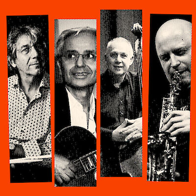 Das Bild zeigt vier schwarz-weiße Porträtfotos von Musikern vor einem orangefarbenen Hintergrund. Die Musiker sind mit verschiedenen Instrumenten abgebildet: einer am Schlagzeug, einer mit einer Gitarre, einer mit einem Kontrabass und einer mit einem Saxophon.