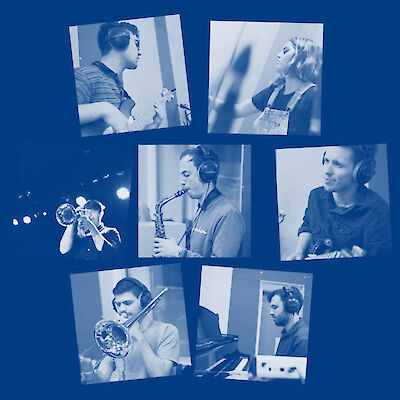 Das Bild zeigt eine Collage von Musikern, die verschiedene Instrumente spielen, darunter Gitarre, Saxophon, Trompete, Posaune und Klavier, alle mit Kopfhörern beim Musizieren. Die Fotos sind in einem blauen Farbton gehalten und zeigen die Musiker in einem Aufnahmestudio oder bei einer Probe, was auf eine Band oder ein Musikensemble hindeutet.