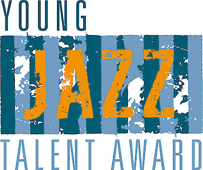 Das Bild zeigt ein Jazz-Logo. Die Buchstaben von "JAZZ" sind groß und orange. Der Hintergrund hat blaue Streifen. "YOUNG" und "TALENT AWARD" stehen in hellem Blau. Das Design sieht künstlerisch aus und passt zum Jazz.