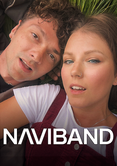 Das Bild zeigt zwei Personen, die eng beieinander liegen, umgeben von Gras oder grüner Vegetation. Am unteren Rand des Bildes ist der Text "NAVIBAND" in großen weißen Buchstaben zu sehen, was vermutlich auf ein Musikprojekt oder eine Band hinweist.
