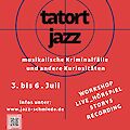 Das Bild zeigt ein Plakat für die Veranstaltung "tatort jazz" mit dem Untertitel "musikalische Kriminalfälle und andere Kuriositäten", die vom 3. bis 6. Juli stattfindet. Das Plakat hat einen roten Hintergrund mit einem Zielscheiben-Design, enthält Informationen zu Workshop, Live-Hörspiel, Storys und Recording sowie den Hinweis, dass es sich um ein Kulturrucksackprojekt für 10-14-Jährige in der Jazz-Schmiede handelt.