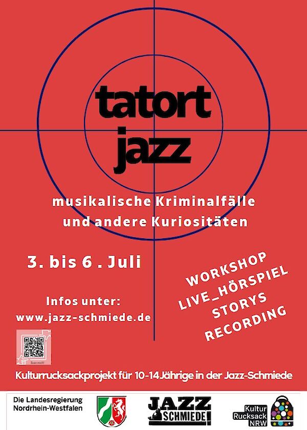 Das Bild zeigt ein Plakat für die Veranstaltung "tatort jazz" mit dem Untertitel "musikalische Kriminalfälle und andere Kuriositäten", die vom 3. bis 6. Juli stattfindet. Das Plakat hat einen roten Hintergrund mit einem Zielscheiben-Design, enthält Informationen zu Workshop, Live-Hörspiel, Storys und Recording sowie den Hinweis, dass es sich um ein Kulturrucksackprojekt für 10-14-Jährige in der Jazz-Schmiede handelt.