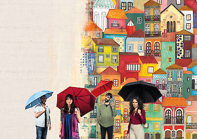 Das Bild zeigt eine kunstvolle Szene mit bunten, stilisierten Häusern in verschiedenen Formen und Farben im Hintergrund, die an mediterrane oder portugiesische Architektur erinnern. Im Vordergrund sind Personen mit verschiedenfarbigen Regenschirmen (blau, rot und schwarz) vor dieser farbenfrohen Häuserkulisse zu sehen, was einen interessanten Kontrast zwischen den Menschen und der lebendigen, illustrierten Stadtlandschaft schafft.