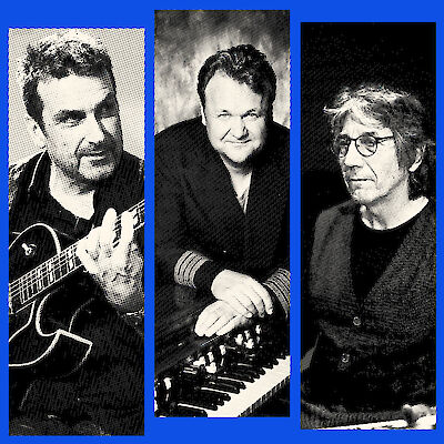 Das Bild zeigt drei Musiker in Schwarz-Weiß-Aufnahmen mit Halbtoneffekt, die vor einem blauen Hintergrund präsentiert werden. Links spielt eine Person Gitarre, in der Mitte sitzt jemand am Keyboard oder Piano, und rechts ist eine Person mit Brille an einem weiteren Instrument zu sehen.