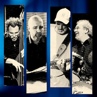 Das Bild zeigt eine künstlerische Collage aus vier vertikalen Streifen, die verschiedene Musiker in schwarz-weiß mit Rastereffekt darstellen. Die Bandmitglieder sind mit ihren Instrumenten zu sehen - von links nach rechts ein Bassist, ein Gitarrist, ein Sänger mit Baseballkappe und ein Schlagzeuger - vor einem blauen Hintergrund.