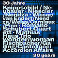 Das Bild zeigt das Cover eines Musikalbums mit dem Titel "30 Jahre" (30 years) und listet verschiedene Künstlernamen wie Knippschild, Neubauer, Niescier, Nendza, Wisser und viele andere auf. Der Hintergrund zeigt eine blaue, geflieste Oberfläche, und der Text ist in weißer Schrift gestaltet, was auf eine Jubiläumsveröffentlichung hindeutet.