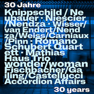 Das Bild zeigt das Cover eines Musikalbums mit dem Titel "30 Jahre" (30 years) und listet verschiedene Künstlernamen wie Knippschild, Neubauer, Niescier, Nendza, Wisser und viele andere auf. Der Hintergrund zeigt eine blaue, geflieste Oberfläche, und der Text ist in weißer Schrift gestaltet, was auf eine Jubiläumsveröffentlichung hindeutet.