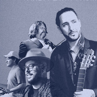 Das Bild zeigt eine schwarz-weiße Collage von vier verschiedenen Musikern, darunter ein Mann mit Gitarre im Vordergrund, ein Mann mit Hut und Brille, sowie zwei weitere Personen im Hintergrund. Die Aufnahme wirkt wie eine künstlerische Zusammenstellung von Bandmitgliedern oder Musikern verschiedener Genres in einem nostalgischen, monochromen Stil.
