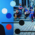 Das Bild zeigt eine Collage aus zwei Teilen: Links ist das Porträt einer Frau mit dunklen Haaren vor einem blauen Hintergrund mit bunten Kreisen zu sehen. Rechts befindet sich eine Gruppenaufnahme von Menschen auf einer Treppe, wobei im Vordergrund ein Mann in blauer Kleidung mit einem Megafon hockt.
