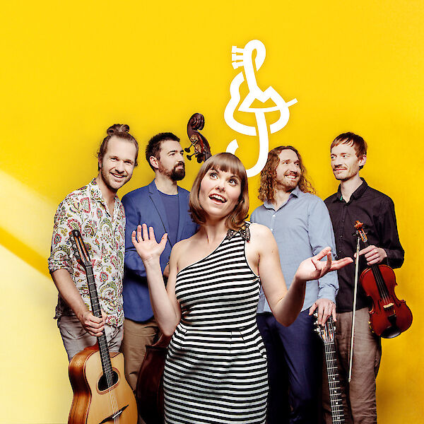 The picture shows a five-piece music band against a bright yellow background with a white clef symbol. In the foreground is a woman in a black and white striped dress, behind her four men with various instruments such as guitar, bass and violin.