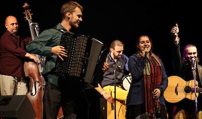 Ankündigungsmotiv für die Veranstaltung „Jazz und Weltmusik im Hofgarten” wegen Sturm in der Jazz-Schmiede (16:00 Uhr)