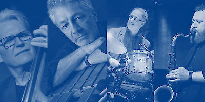 Das Bild zeigt vier Fotos von Jazz-Musikern. Links ist eine Frau mit Brille. Sie spielt Kontrabass. Daneben ist ein älterer Mann mit grauem Haar und Bart. Dann kommt ein Mann mit Brille am Schlagzeug. Er lächelt. Rechts ist ein Mann mit Bart. Er hat ein Saxophon.