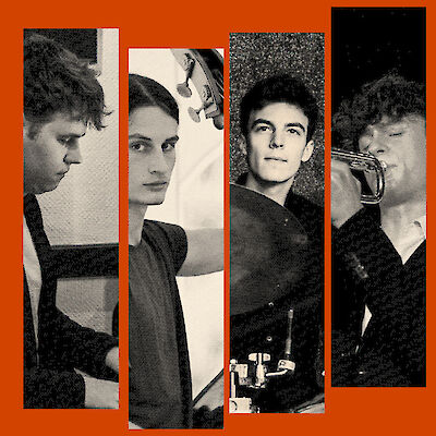 Das Bild zeigt vier junge Musiker. Die Bilder sind schwarz-weiß. Der Hintergrund ist orange. Die Musiker spielen Musik. Einer spielt Schlagzeug. Einer spielt Trompete. Sie sind eine Band oder ein Ensemble.