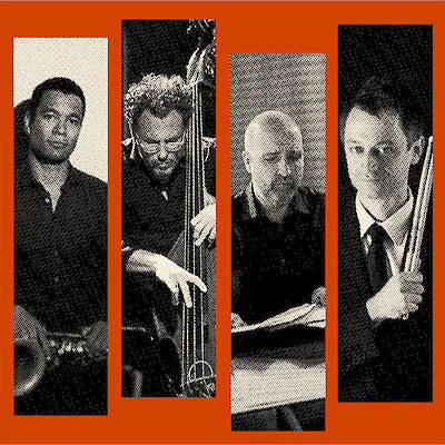 Das Bild zeigt vier Musiker. Der Hintergrund ist rot. Die Musiker tragen schwarz-weiße Streifen. Sie spielen Instrumente. Zum Beispiel Kontrabass und Schlagzeug. Das Bild sieht aus wie ein Jazz-Album-Cover aus alten Zeiten.