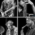 Eine schwarz-weiße Fotocollage zeigt vier Musiker bei einem Live-Konzert: einen Gitarristen, einen Kontrabassisten, einen Schlagzeuger und einen Saxophonisten. Alle sind in konzentrierter Spielhaltung zu sehen und wirken tief in ihre Musik versunken.