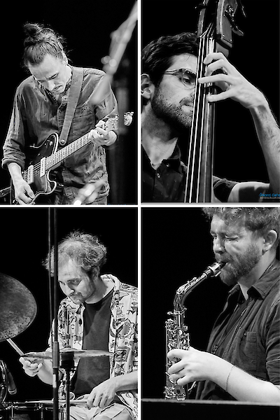 Eine schwarz-weiße Fotocollage zeigt vier Musiker bei einem Live-Konzert: einen Gitarristen, einen Kontrabassisten, einen Schlagzeuger und einen Saxophonisten. Alle sind in konzentrierter Spielhaltung zu sehen und wirken tief in ihre Musik versunken.