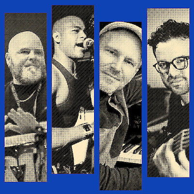 Das Bild zeigt vier Männer. Die Männer sind Mitglieder einer Musik-Band. Ein Mann singt in ein Mikrofon. Andere Männer halten Instrumente. Die Bilder haben einen blauen Hintergrund.