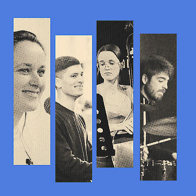 Das Bild zeigt vier schwarz-weiße Porträtstreifen von Personen, die vor einem leuchtend blauen Hintergrund angeordnet sind. Die Aufnahmen haben einen körnigen, retro-artigen Rasterdruckeffekt und zeigen die Personen in unterschiedlichen Posen, wobei eine von ihnen ein Musikinstrument zu spielen scheint.