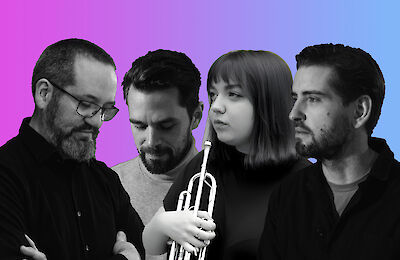 Vier Musikerinnen und Musiker stehen vor einem Hintergrund. Der Hintergrund ist pink und blau. Eine junge Frau steht in der Mitte. Sie hält eine Trompete. Die Fotos der Personen sind schwarz-weiß. Der bunte Hintergrund macht die Fotos besonders.