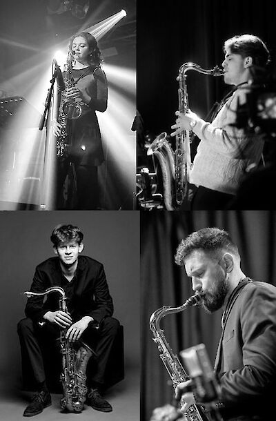 Eine schwarz-weiße Bildcollage zeigt vier Saxophonistinnen und Saxophonisten in verschiedenen Situationen – zwei davon beim Spielen auf einer Bühne, eine Person in einem Porträtfoto und eine weitere in Nahaufnahme beim Musizieren. Die Aufnahmen vermitteln eine professionelle, musikalische Atmosphäre und präsentieren die Künstlerinnen und Künstler mit ihren Instrumenten in ausdrucksstarken Momenten.