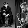 Eine schwarz-weiße Bildcollage zeigt vier Saxophonistinnen und Saxophonisten in verschiedenen Momenten: eine Frau auf einer Bühne im Scheinwerferlicht, ein junger Mann in einem Porträtfoto mit seinem Instrument, sowie zwei weitere Musikerinnen und Musiker beim Spielen in einem Konzertumfeld. Die Aufnahmen präsentieren die Künstlerinnen und Künstler ausdrucksstark und professionell mit ihren Saxophonen.