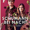 Ein Veranstaltungsplakat für „Schumann bei Nacht", das zwei junge Musiker vor einem weinroten Hintergrund mit Blumen zeigt. Die Konzerte finden am 13. und 14. Juni in der Jazz Schmiede statt und sind Teil des Schumannfests der Tonhalle Düsseldorf.