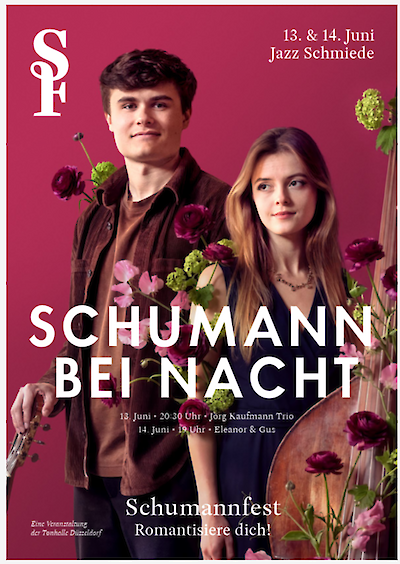 Ein Plakat zeigt zwei junge Musiker. Der Hintergrund ist weinrot. Es gibt Blumen auf dem Bild. Das Plakat ist für Konzerte mit Musik von Schumann. Die Konzerte finden am 13. und 14. Juni statt. Der Ort ist die Jazz Schmiede. Die Konzerte gehören zum Schumannfest der Tonhalle Düsseldorf.