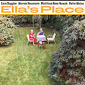Das Bild zeigt das Albumcover von „Ella's Place" der Musiker Lars Duppler, Werner Neumann, Matthias Akeo Nowak und Peter Weiss. Aus der Vogelperspektive sind zwei Frauen zu sehen, die in einem üppig begrünten Garten an einem gedeckten Tisch sitzen.