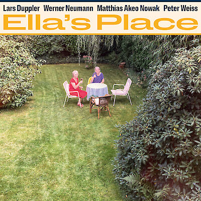 Das Bild zeigt das Albumcover von „Ella's Place" der Musiker Lars Duppler, Werner Neumann, Matthias Akeo Nowak und Peter Weiss. Aus der Vogelperspektive sind zwei Frauen zu sehen, die in einem üppig begrünten Garten an einem gedeckten Tisch sitzen.