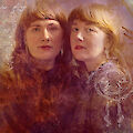Zwei Frauen mit Ponyfransen und roten Lippen blicken ernst in die Kamera, eingebettet in einen künstlerisch gestalteten Hintergrund in warmen Lila- und Brauntönen. Das Bild ist mit mystischen Symbolen und astrologischen oder alchemistischen Zeichen überlagert, was dem Porträt eine geheimnisvolle, ätherische Atmosphäre verleiht.