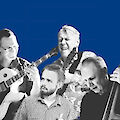 Das Bild zeigt mehrere Musikerinnen oder Musiker in einem grafisch bearbeiteten Schwarz-Weiß-Stil vor einem kräftig blauen Hintergrund. Einer der Personen spielt ein Saxofon, während rechts im Bild der Korpus eines Kontrabasses zu erkennen ist.