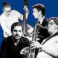 Vier Musiker posieren gemeinsam vor einem blauen Hintergrund, wobei einer einen Kontrabass und ein anderer eine Trompete hält. Das Bild ist in einem schwarz-weißen Rasterdruck-Stil gehalten, der an klassische Jazz-Albumcover erinnert.