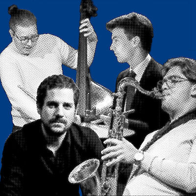 Vier Musiker posieren gemeinsam vor einem blauen Hintergrund, wobei einer einen Kontrabass und ein anderer eine Trompete hält. Das Bild ist in einem schwarz-weißen Rasterdruck-Stil gehalten, der an klassische Jazz-Albumcover erinnert.