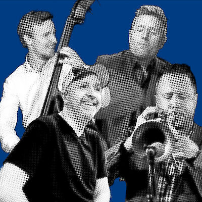 Vier Musiker posieren gemeinsam vor einem blauen Hintergrund, wobei einer von ihnen einen Kontrabass hält und ein anderer eine Trompete. Das Bild ist in einem schwarz-weißen Halbton-Stil gehalten, der dem Foto eine grafische, plakatartige Wirkung verleiht.