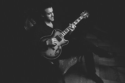 Ankündigungsmotiv für die Veranstaltung Gilad Hekselman Trio