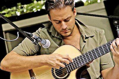 Ankündigungsmotiv für die Veranstaltung Gipfeltreffen der akustischen Gitarre feat Francesco Buzzuro, Adam Palma, Andre Krengel, Sophie Knops